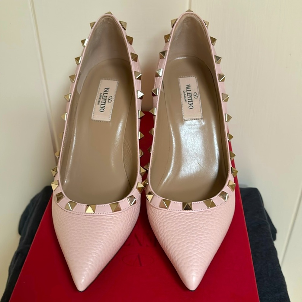 Never worn Valentino pebbled calfskin rockstud pumps.